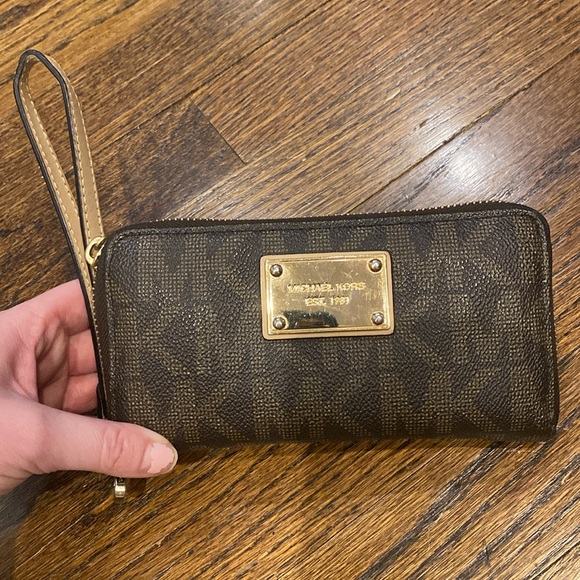 Michael Kors wristlet - Picture 1 of 8